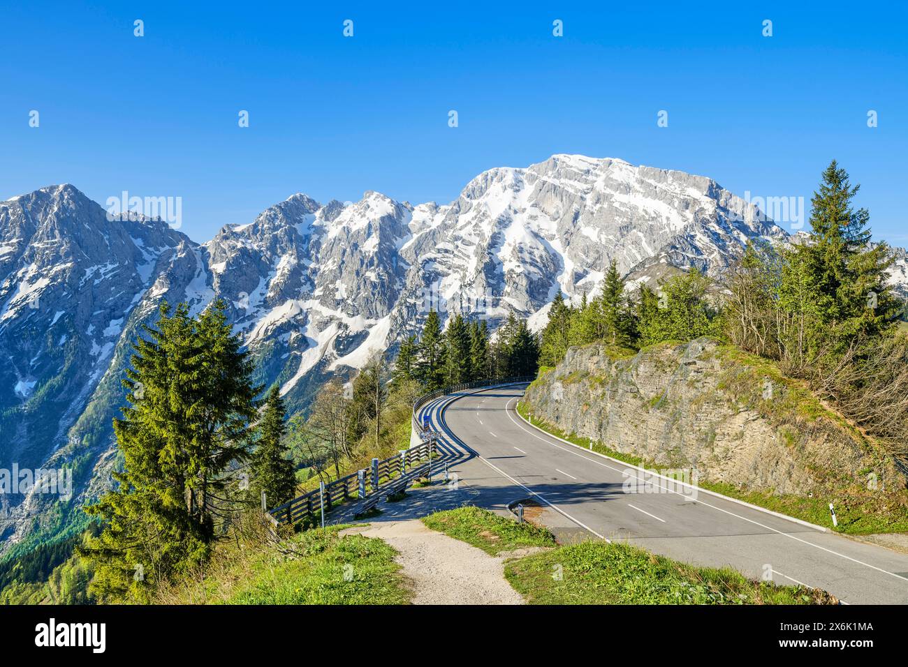 Hoher Goell mit Panoramastraße Rossfeld, Goell-Massiv, Berge mit Schnee, blauer Himmel, Rossfeld, Kuchl, Tennengau, Salzburg, Österreich Stockfoto