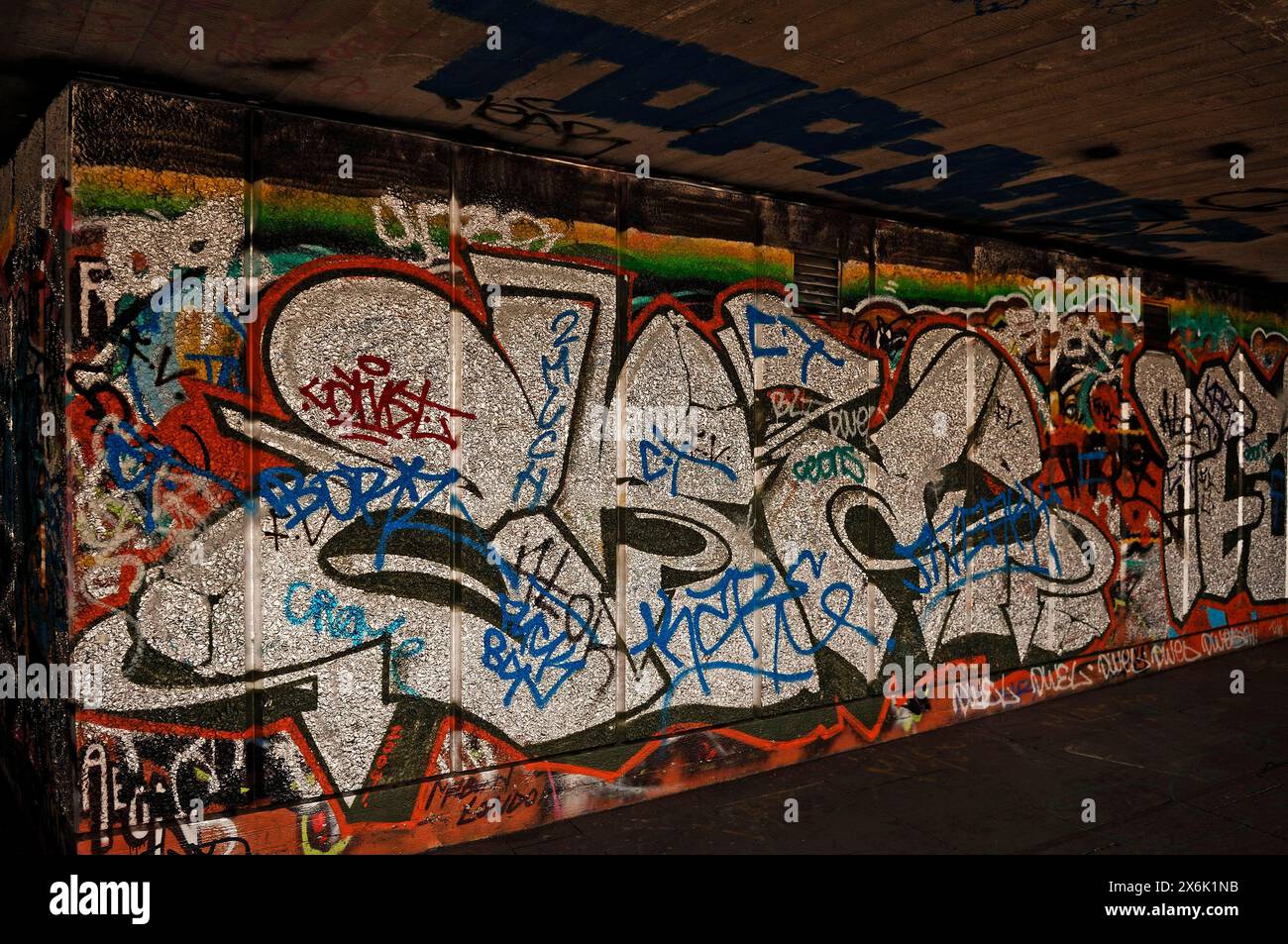 Graffiti-Wand in einem Skateboard-Park an der Themse, London, England, Großbritannien Stockfoto