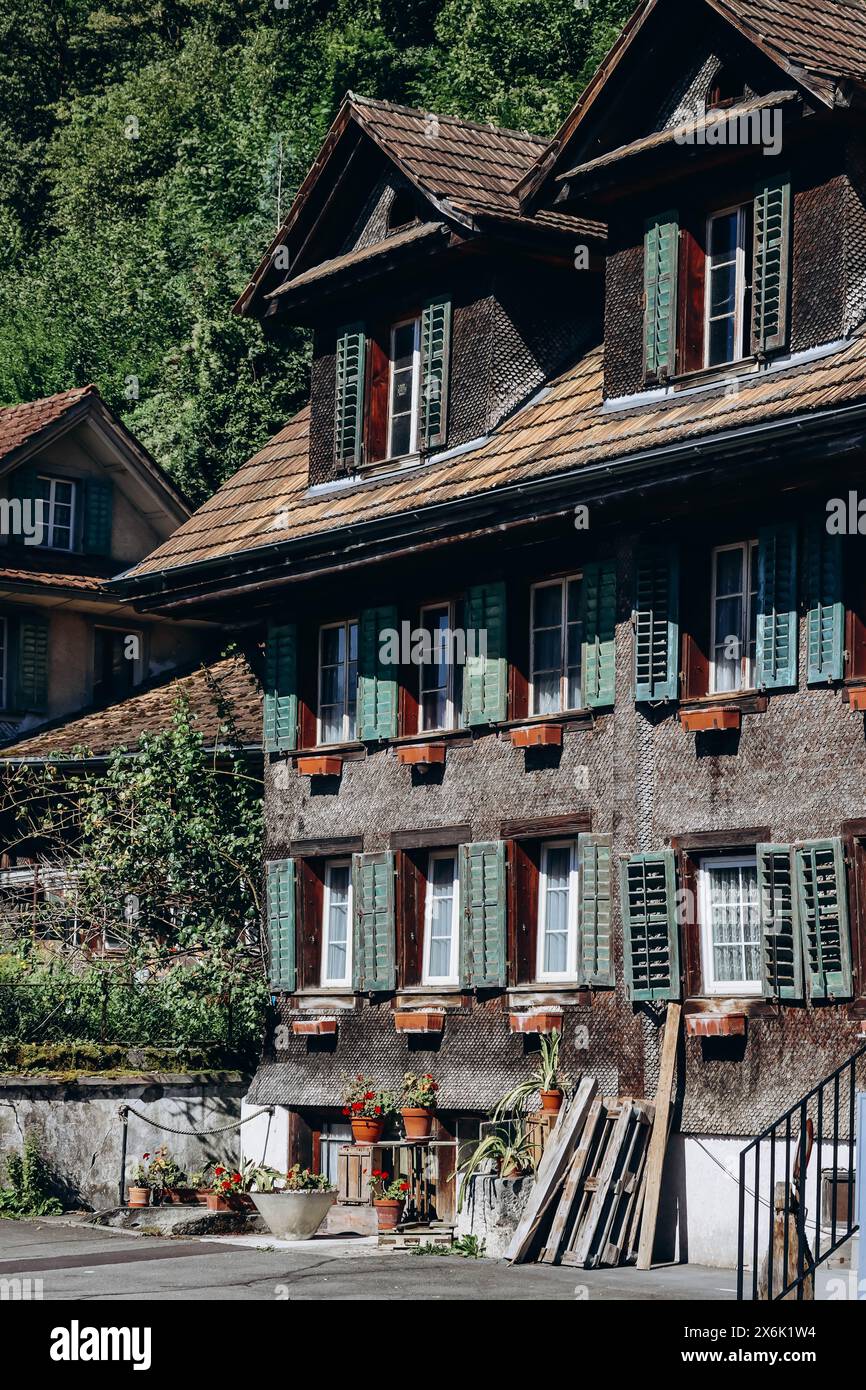 Wunderschöne Fassaden der Schweizer Alpnachstad Stockfoto
