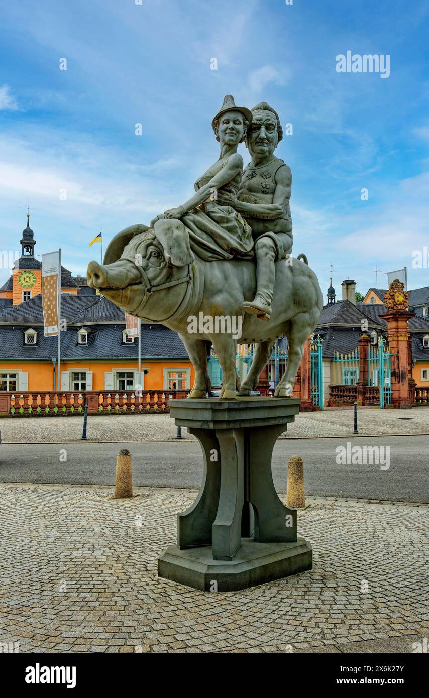 Glücksschwein von Peter Lenk vor dem Schloss auf dem Schlossplatz, Schwetzingen, Baden-Württemberg Stockfoto