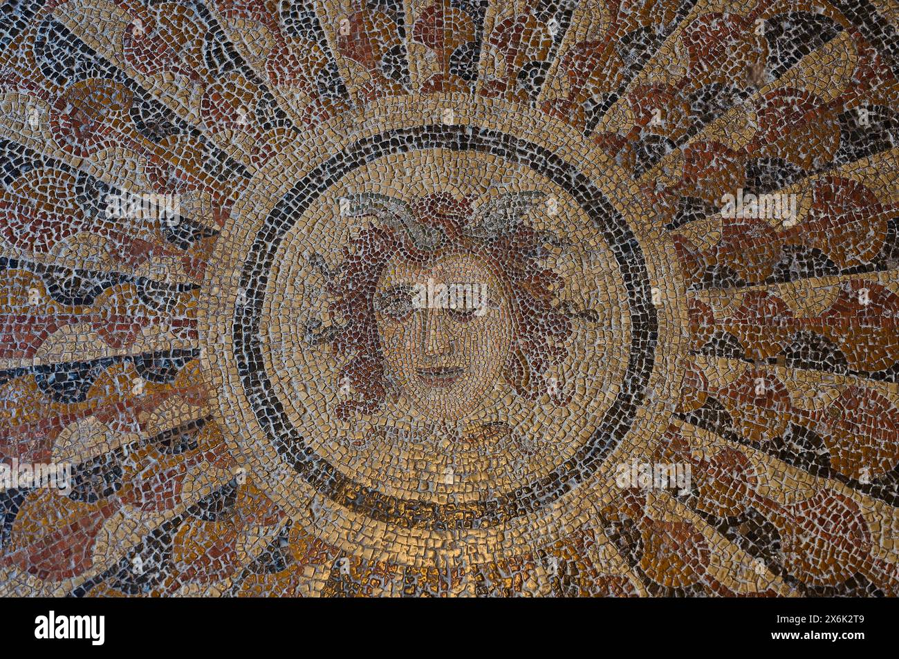 Feines goldfarbenes Mosaik einer Sonnenblende aus der Antike, Kopf der Medusa, Blick von innen, Großmeisterpalast, Ritterstadt, Rhodos-Stadt, Rhodos Stockfoto