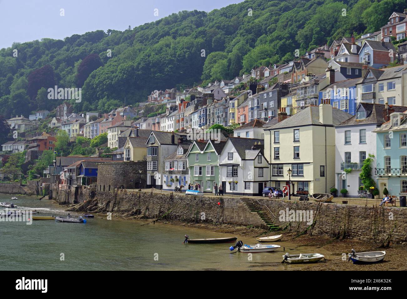 Die Häuser erstrecken sich über eine hügelige Landschaft, Boote am Meer, Dartmouth, Devon, Großbritannien Stockfoto