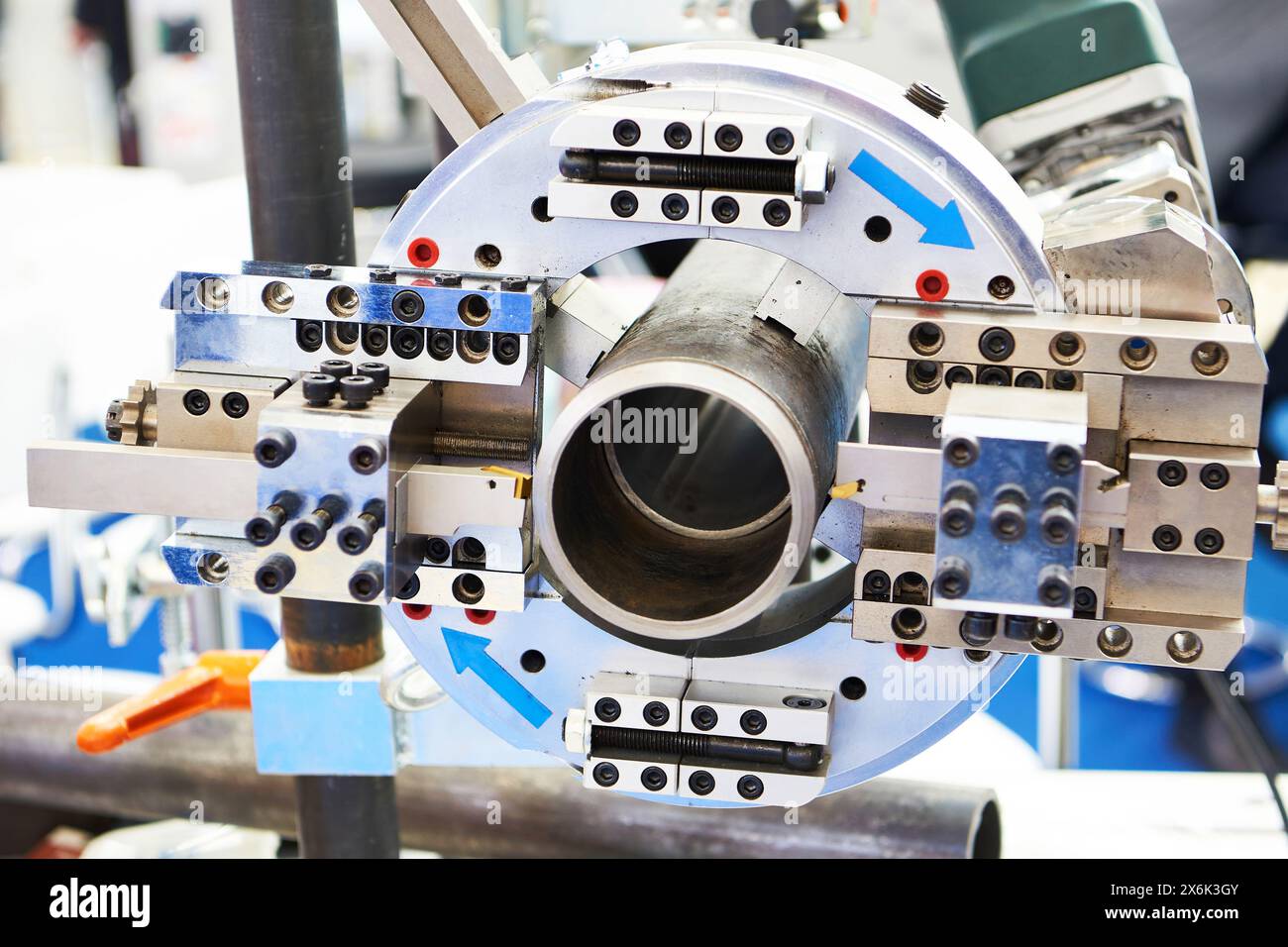Maschine zum Bearbeiten und Schneiden von Metallrohren, Rohrschneidern Stockfoto Maschine zum Bearbeiten und Schneiden von Metallrohren, Rohrschneidern Stockfoto