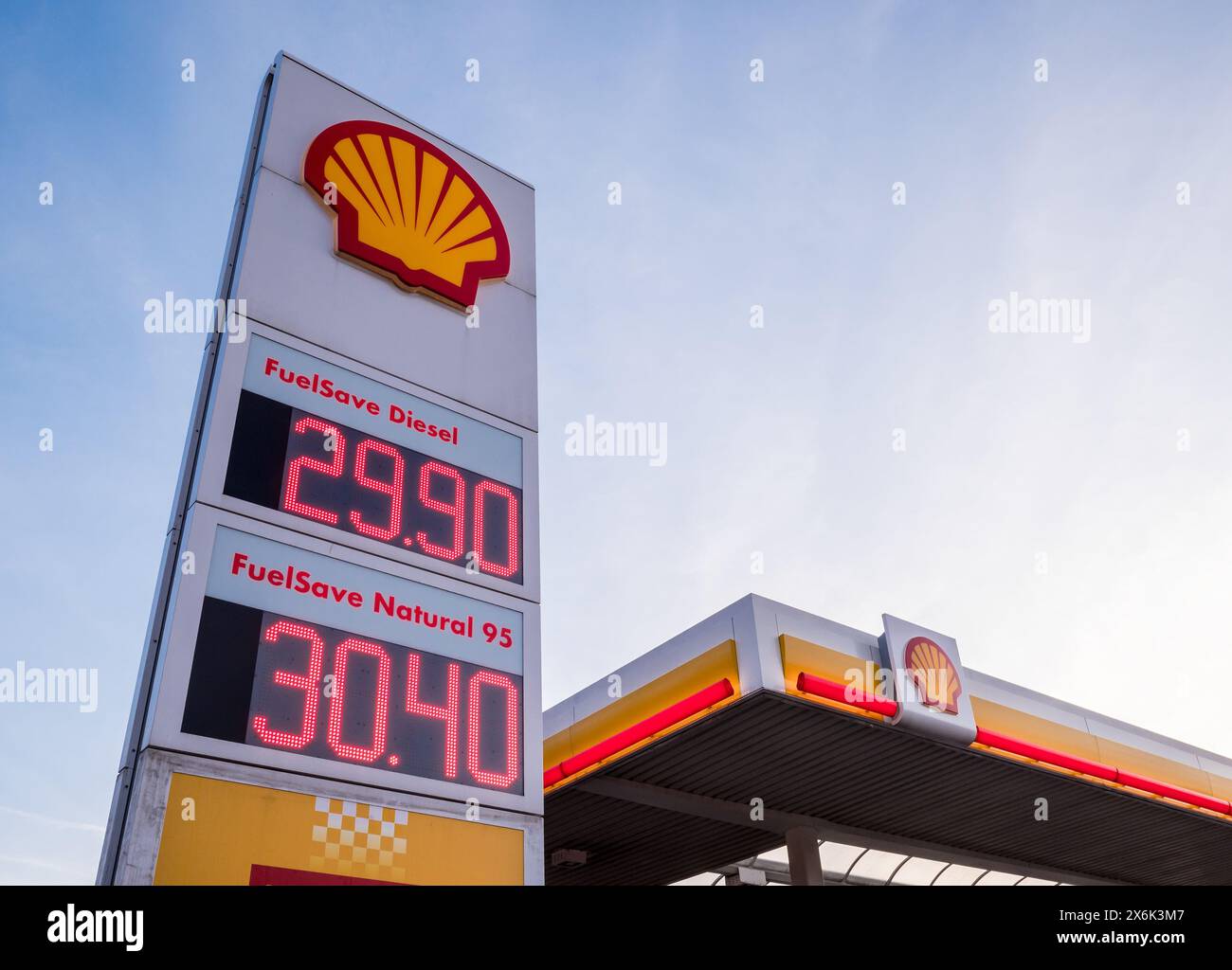 OSTRAVA, TSCHECHISCHE REPUBLIK - 31. JANUAR 2018. Shell-Tankstelle mit einem Anzeigetafel am späten Nachmittag mit dem blauen Himmel in Ostrava, Tschechische Republik Stockfoto