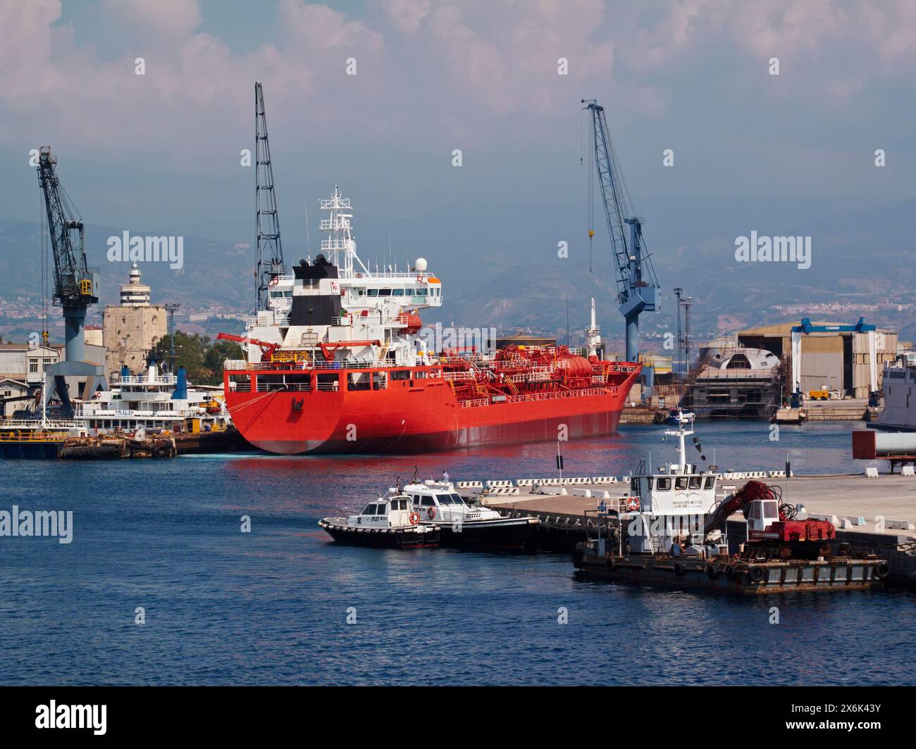 Italien, Sizilien, Messina Hafen, Öltank Stockfoto