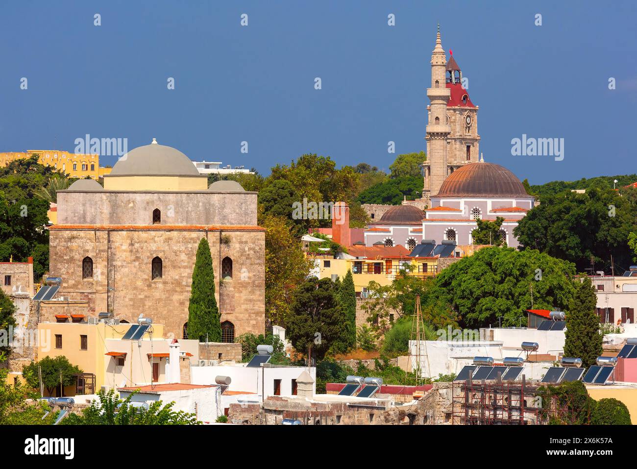 Historische Kuppelstruktur und Kirchturm in Rhodos, Dodekanesische Inseln, Griechenland Stockfoto Historische Kuppelstruktur und Kirchturm in Rhodos, Dodekanesische Inseln, Griechenland Stockfoto