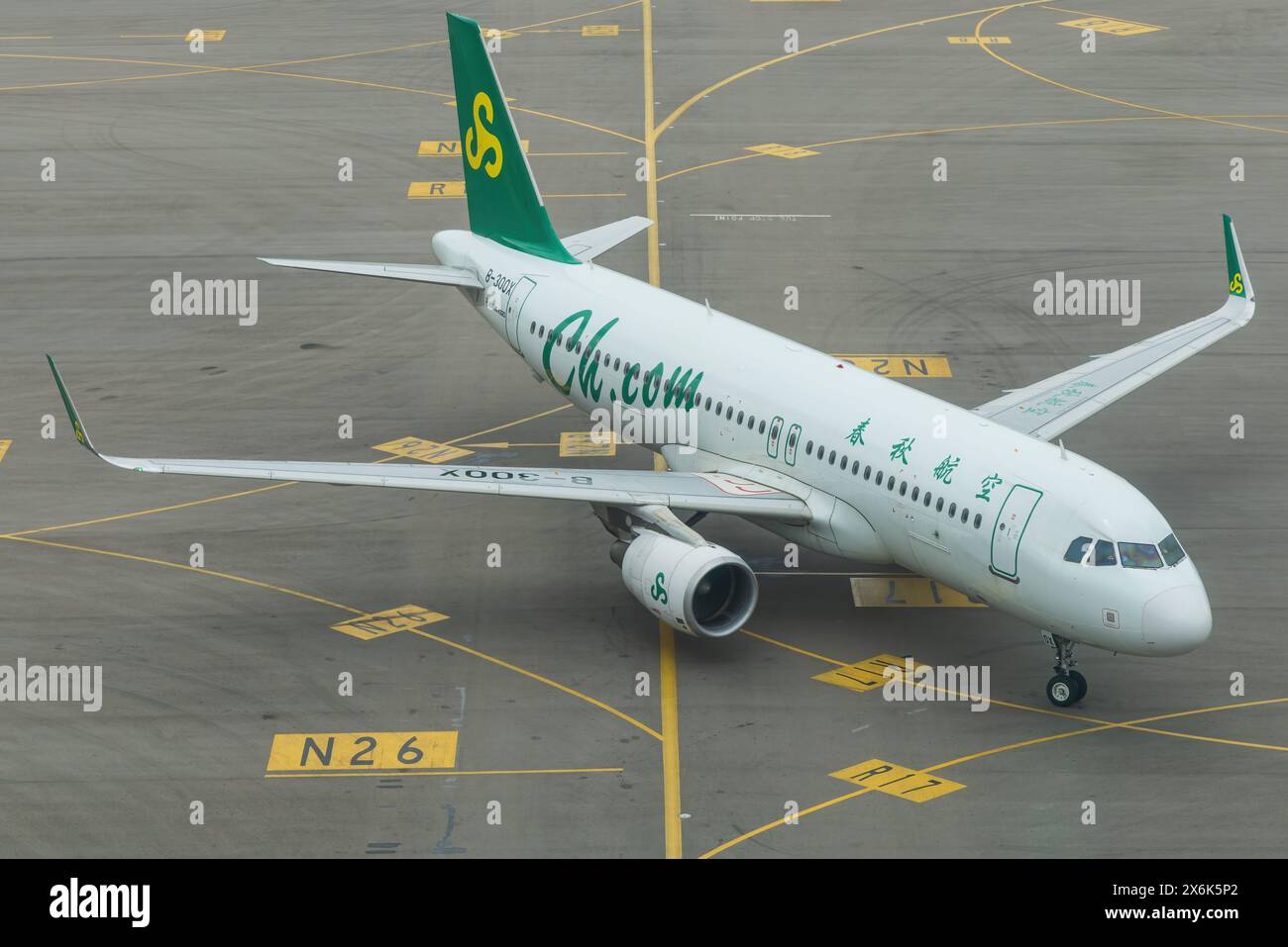 Hongkong, 9. April 2024: CH Airliner Airbus A320 am Flughafen Hongkong Stockfoto