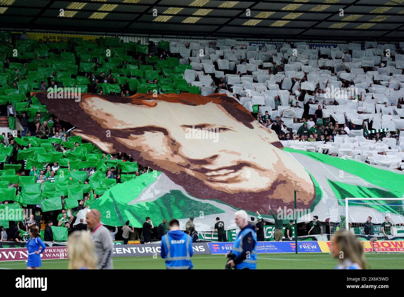 Celtic-Fans enthüllen ein Banner des ehemaligen Spielers Tommy Burns auf der Tribüne, der heute vor 16 Jahren vor dem Cinch-Premiership-Spiel im BBSP Stadium Rugby Park in Kilmarnock verstorben ist. Bilddatum: Mittwoch, 15. 2024. Stockfoto