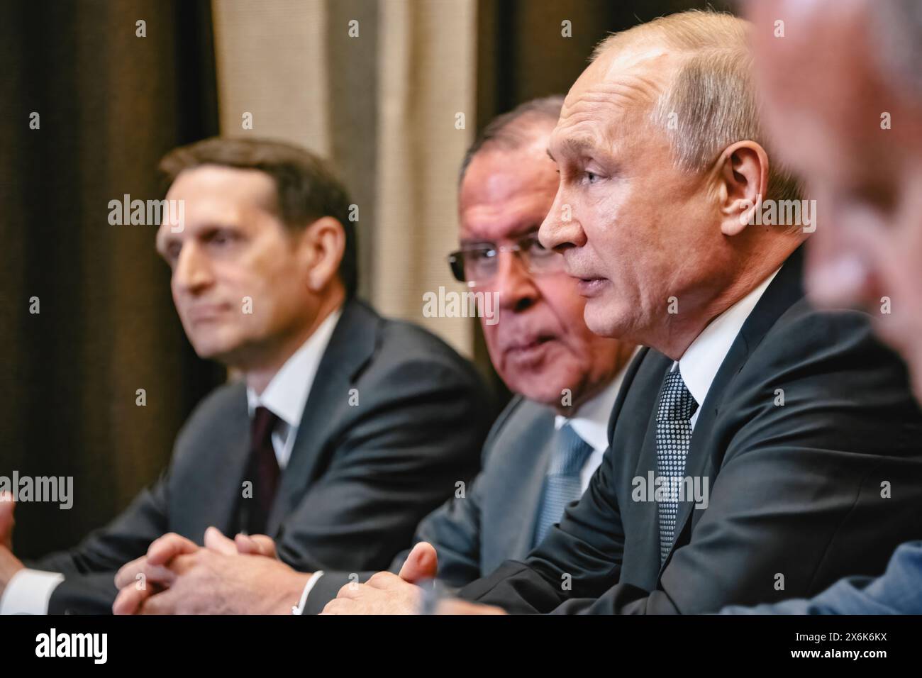 Sotschi, Russland – 14. Mai 2019: Wladimir Putin mit Kabinettsmitgliedern an einem Sitzungstisch Stockfoto