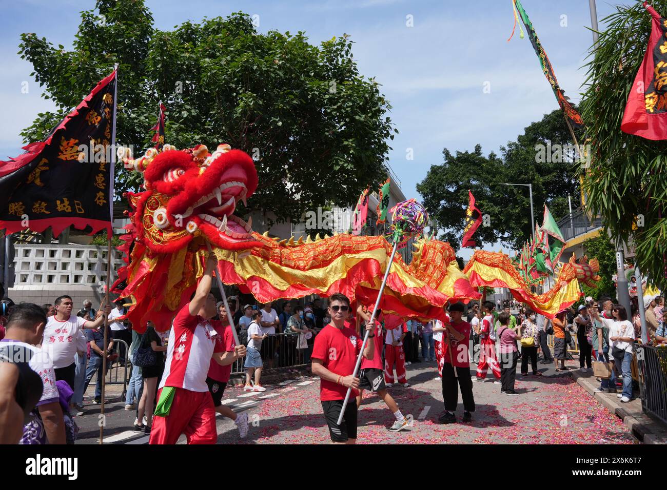 Hongkong, Hongkong. Mai 2024. Die Teilnehmer führen einen Drachentanz bei der Tam Kung Festival Parade auf. Am 8. Tag des vierten Mondmonats versammeln sich die Menschen, um den Geburtstag von Tam Kung zu feiern, der als Gott des Windes und Regens gilt. (Foto: Nora Leung/SOPA Images/SIPA USA) Credit: SIPA USA/Alamy Live News Stockfoto