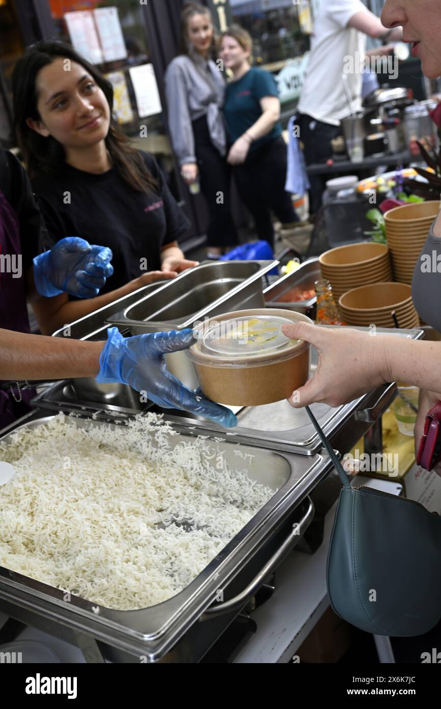 Essen zum Mitnehmen wird im Freien auf einer Straßenparty in Bristol, Großbritannien serviert Stockfoto