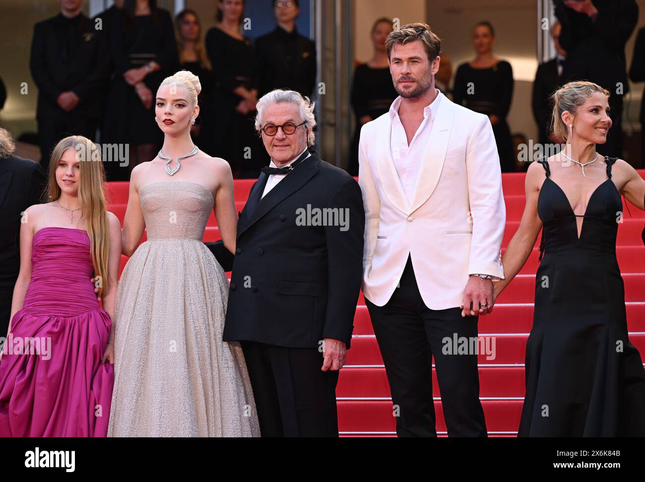 Cannes, Frankreich. Mai 2024. Alyla Browne, Anya Taylor-Joy, George Miller, Chris Hemsworth und Elsa Pataky kommen im Furiosa an, Eine Mad Max Saga Gala Premiere, Palais des Festival, Teil der 77. Ausgabe des Cannes Film Festivals. Quelle: Doug Peters/EMPICS/Alamy Live News Stockfoto