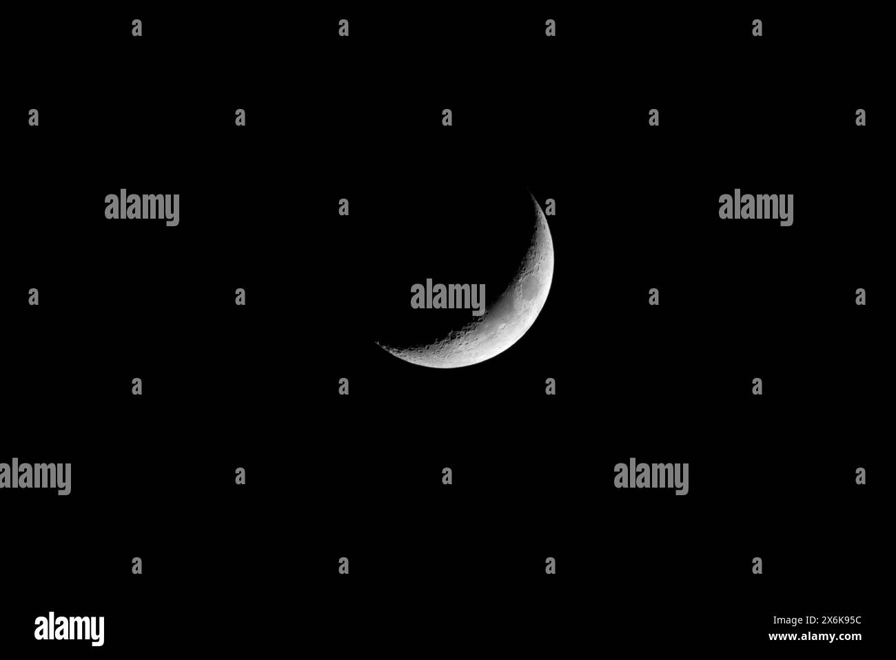 Mondsichel ist in schwarzem Himmel, astronomisches Foto aus nächster Nähe Stockfoto