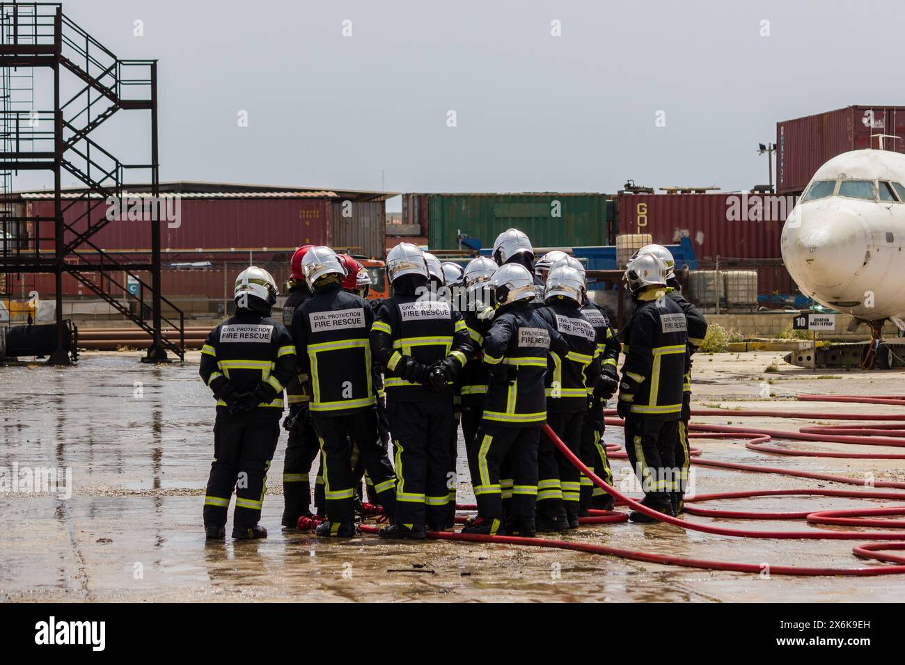 HAL FAR, MALTA - 28. APRIL 2024 Feuerwehrleute spritzen Wasser am offenen Wochenende der Katastrophenschutzabteilung auf der Hal Far Station. Stockfoto