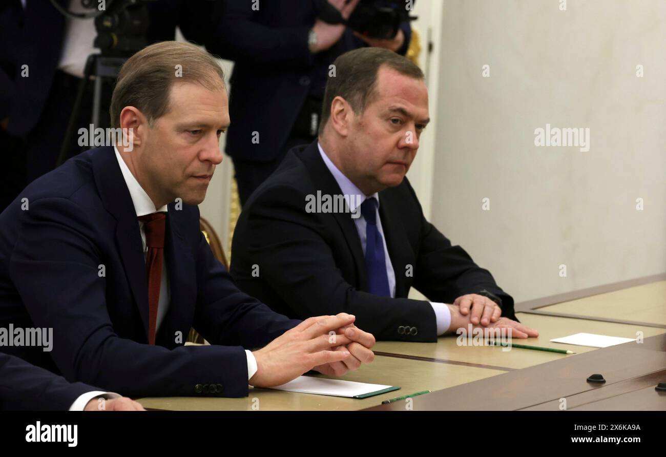 Moskau, Russland. Mai 2024. Der erste stellvertretende russische Ministerpräsident Denis Manturow, links, und der stellvertretende Vorsitzende des Sicherheitsrats, Dmitri Medwedew, warten auf die Ankunft des russischen Präsidenten Wladimir Putin, um am 15. Mai 2024 in Moskau, Russland, über den Fortschritt des militärischen Industriekomplexes im Kreml zu sprechen. Quelle: Vyacheslav Prokofyev/Kreml Pool/Alamy Live News Stockfoto