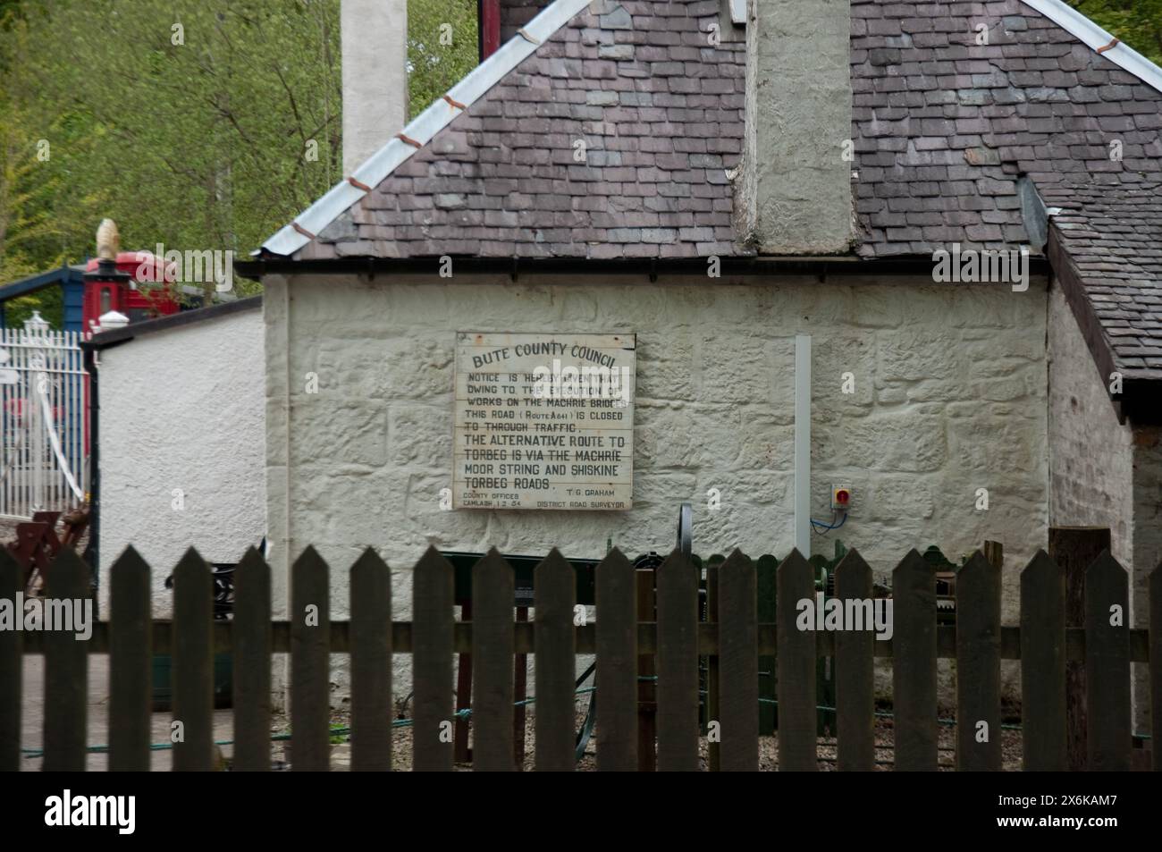 Arran Heritage Museum, Brodick, Isle of Arran, Schottland, Vereinigtes Königreich - mit Exponaten, die lokale Archäologie, Geologie, landwirtschaftliche Geräte, Landhaus aus dem 19. Jahrhundert zeigen Stockfoto