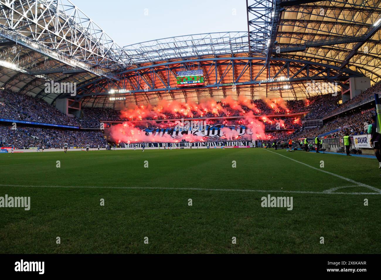 Posen, Polen. Mai 2024. Fans von Lech Poznan feiern im PKO BP Ekstraklasa-Spiel zwischen Lech Poznan und Legia Warszawa im Enea Stadium ein Tor. Endpunktzahl: Lech Poznan 1:2 Legia Warszawa. (Foto: Maciej Rogowski/SOPA Images/SIPA USA) Credit: SIPA USA/Alamy Live News Stockfoto