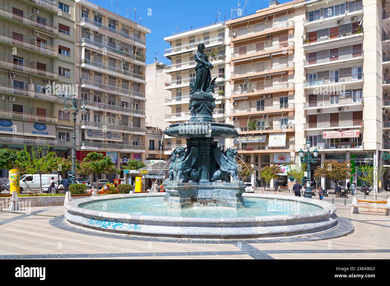 Patras, Griechenland - 27. April 2019: Brunnen auf dem Platz Georgiou I (griechisch Πλατεία Γεωργίου Αʹ), dem zentralen Platz von Patras, Griechenland. Das Quadrat ist benannt Stockfoto