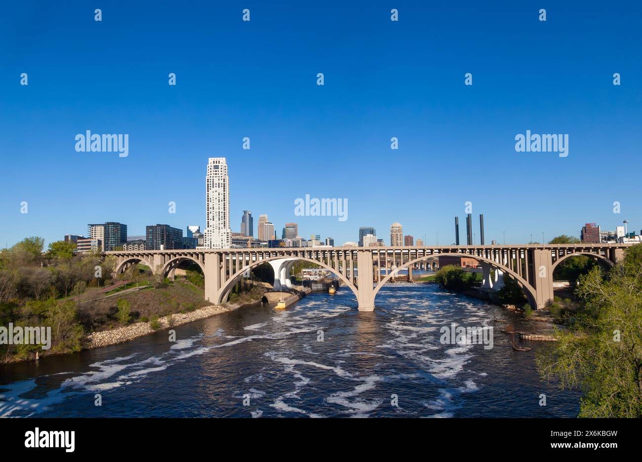 Die 10th Avenue Bridge über den Mississippi River in Minneapolis, Minnesota. Stockfoto