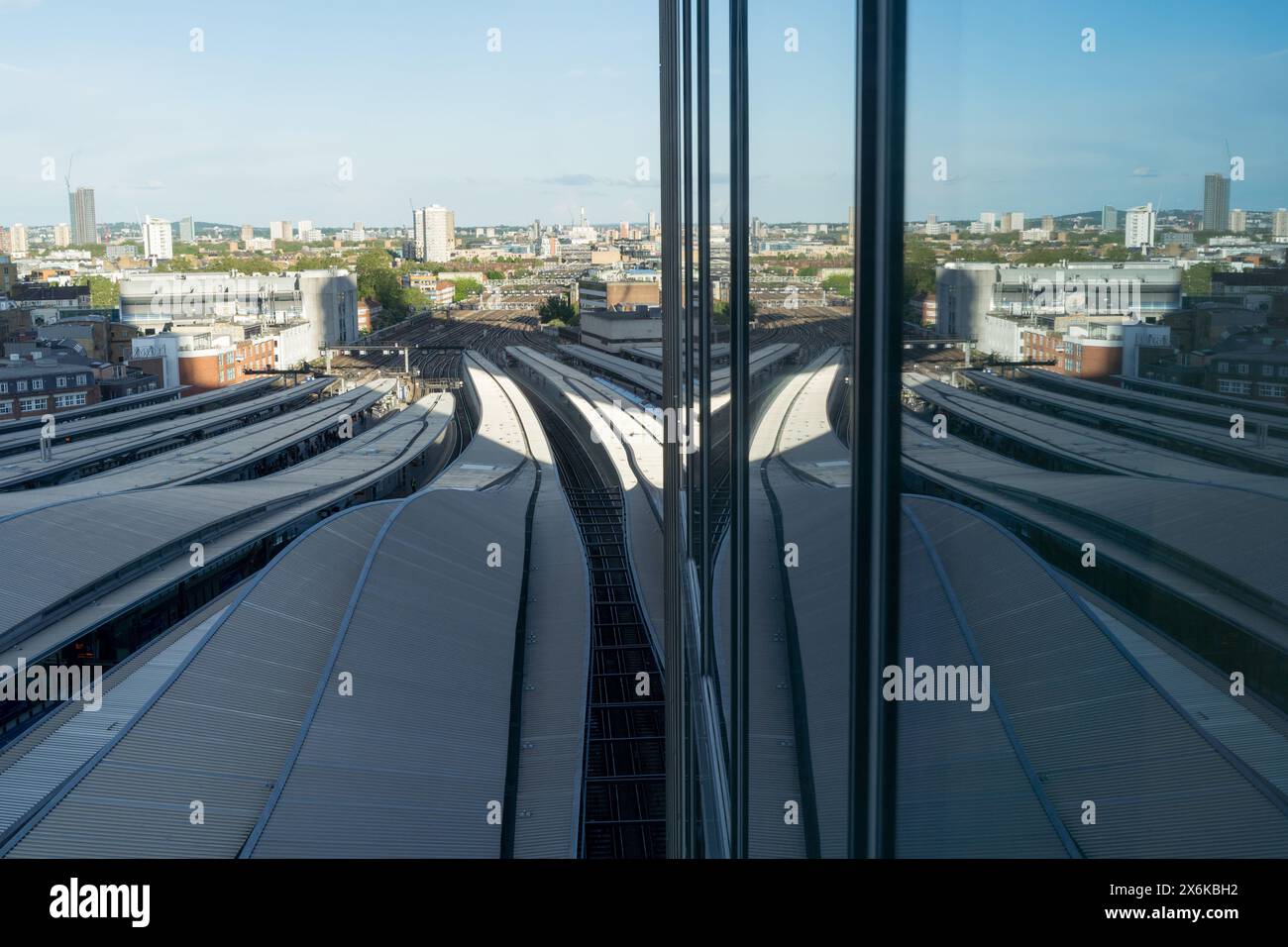 London, UK, 15. Mai 2024. Wetter in Großbritannien: Sonniger Tag mit blauem Himmel, verstreut mit weißen Wolken über der London Bridge Station, vom Shard Building aus gesehen, England. Quelle: Xiu Bao/Alamy Live News Stockfoto