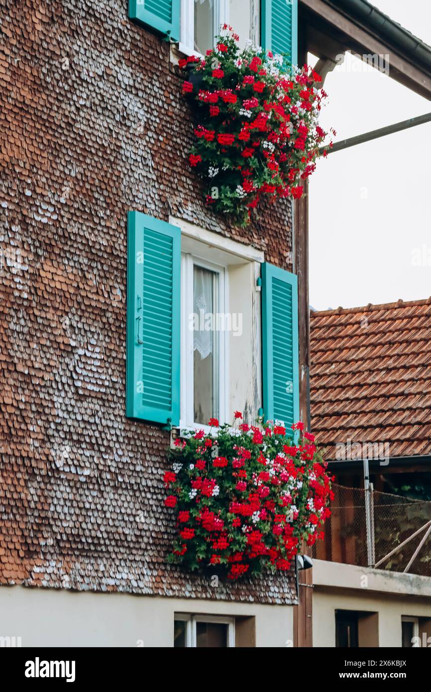 Wunderschöne Fassaden der Schweizer Alpnachstad Stockfoto