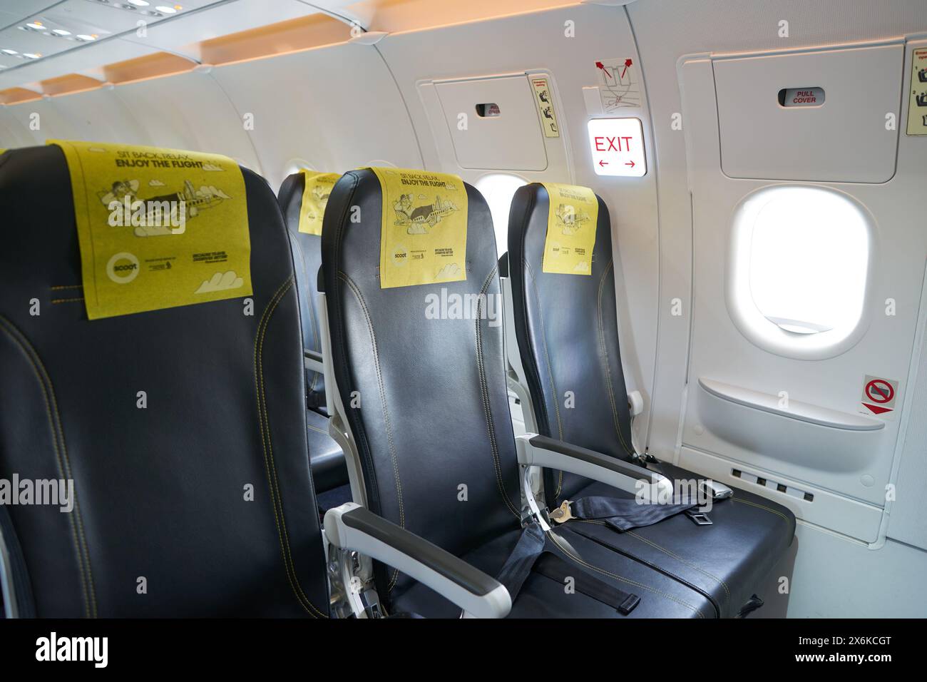 SINGAPUR - 07. NOVEMBER 2023: Innenaufnahme der Economy Class beim Scoot Airbus A321neo. Stockfoto