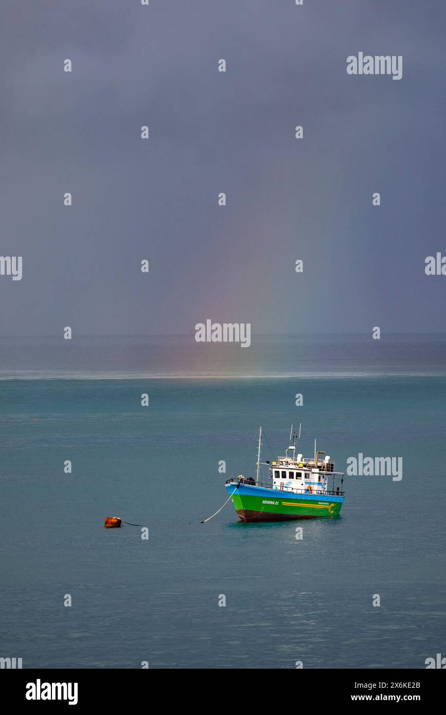 Angelboot in der Bucht mit Regenbogen dahinter, Stonetown, Sansibar City, Sansibar, Tansania, Afrika Stockfoto
