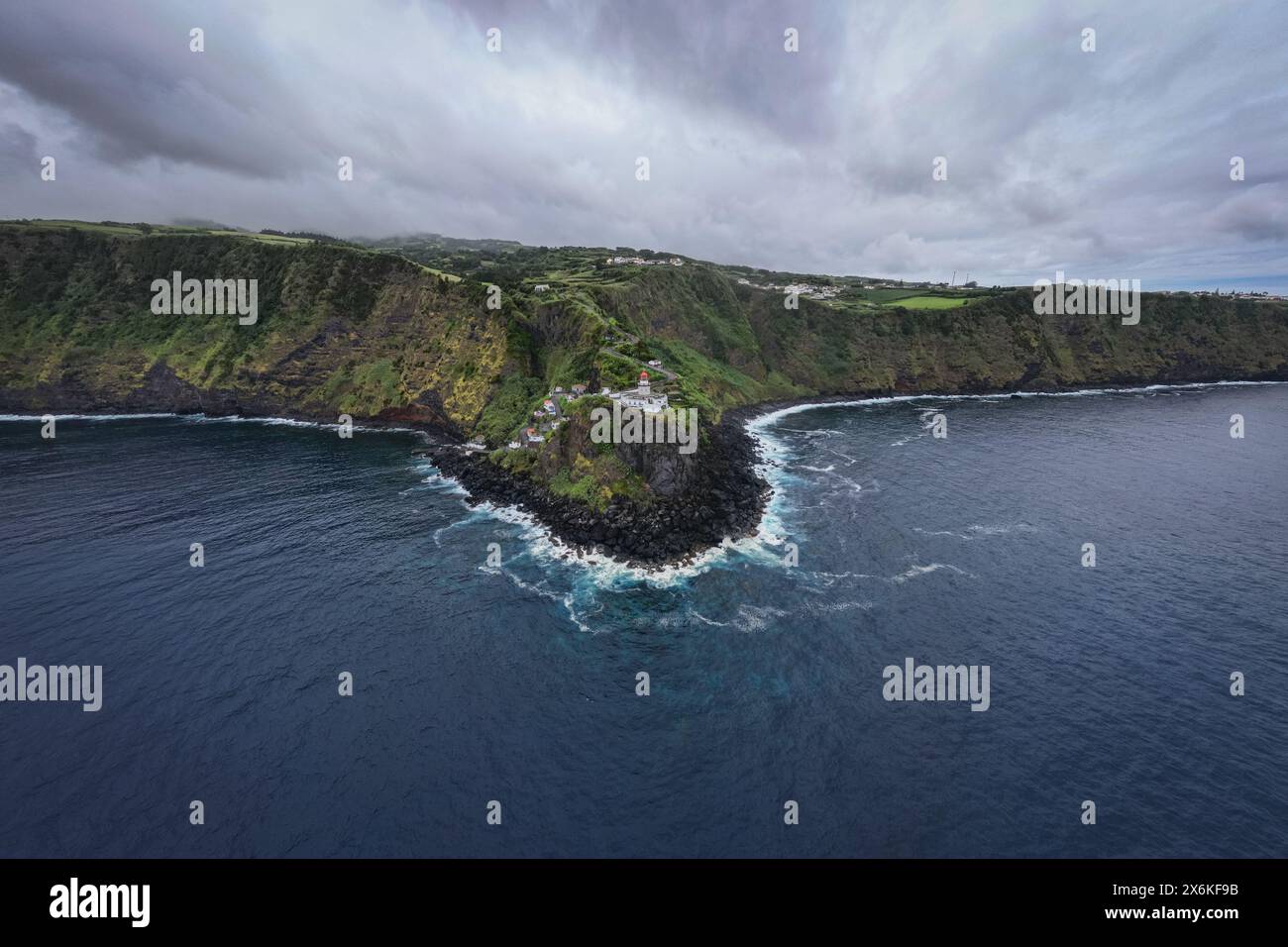 Vogelperspektive von 39 auf den Farol do Arnel an der Küste von Sao Miguel, Azoren. Stockfoto