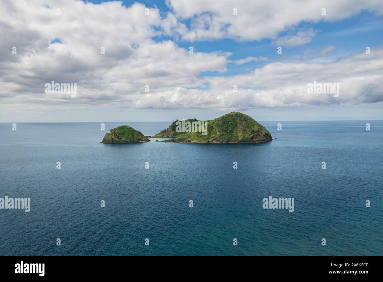 Aus der Vogelperspektive auf die kleine Vulkaninsel Ilhéu de Vila Franca do Campo auf der Insel Sao Miguel, Azoren. Stockfoto