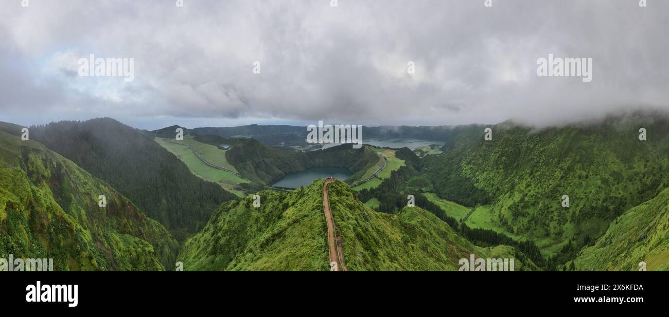 Panoramablick 39 aus der Vogelperspektive auf den Aussichtspunkt Miradouro da Boca do Inferno auf der Insel Sao Miguel auf den Azoren. Stockfoto