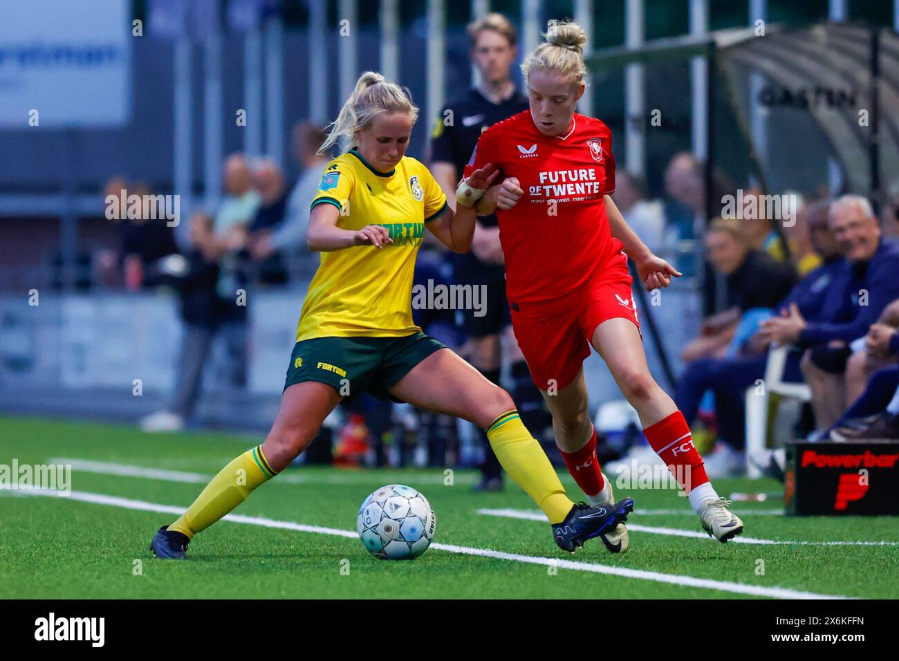 Enschede, Niederlande. Mai 2024. ENSCHEDE, NIEDERLANDE – 15. MAI: Bernard Alexander Marianne van Heeswijk von Fortuna Sittard und Elena Dhont vom FC Twente kämpften im Halbfinalspiel des Eredivisie Cup zwischen dem FC Twente und Fortuna Sittard im Sportpark Schreurserve am 15. Mai 2024 in Enschede, Niederlande. (Foto von Albert Ten Hove/Orange Pictures) Credit: Orange Pics BV/Alamy Live News Stockfoto