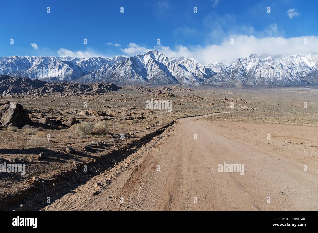 Schotterstraße in den Alabama Hills im Osten Kaliforniens in Richtung der High Sierra Nevada Mountains Stockfoto