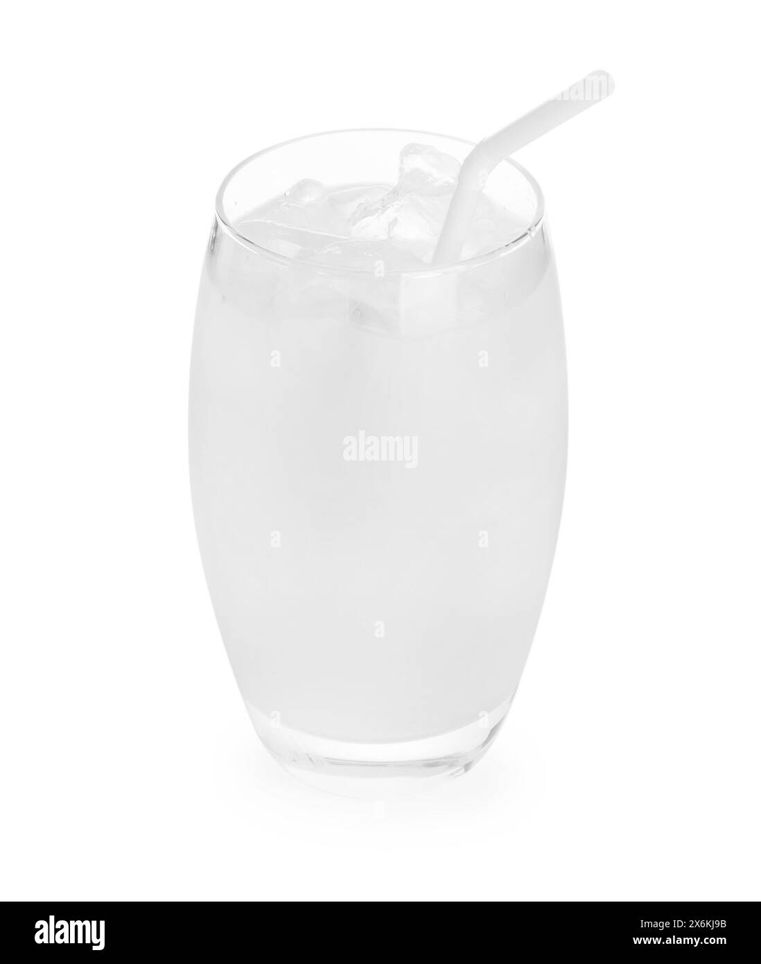 Glas Kokoswasser mit Eiswürfeln isoliert auf weiß Stockfoto