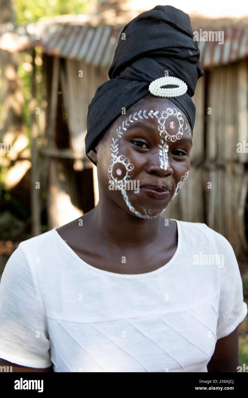 Frau mit dekorativer Gesichtsfarbe aus Masonjoany, Nosy Komba, Diana, Madagaskar, Indischer Ozean Stockfoto