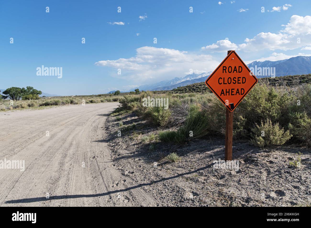 Straße gesperrt vor dem Schild auf einer unbefestigten Straße im Owens Valley in Kalifornien Stockfoto