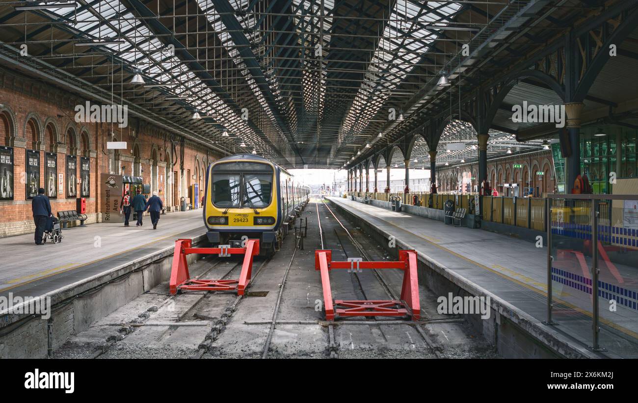 Zug wartet in der Bahnhofshalle Dublin Connolly, Dubblin, Irland Stockfoto