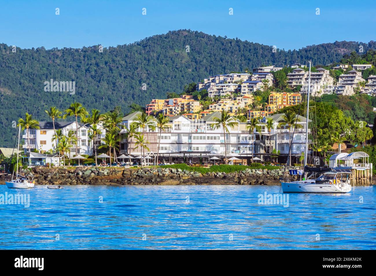Blick auf Airlie Beach, eine Stadt an der Ostküste Australiens im Bundesstaat Queensland Stockfoto
