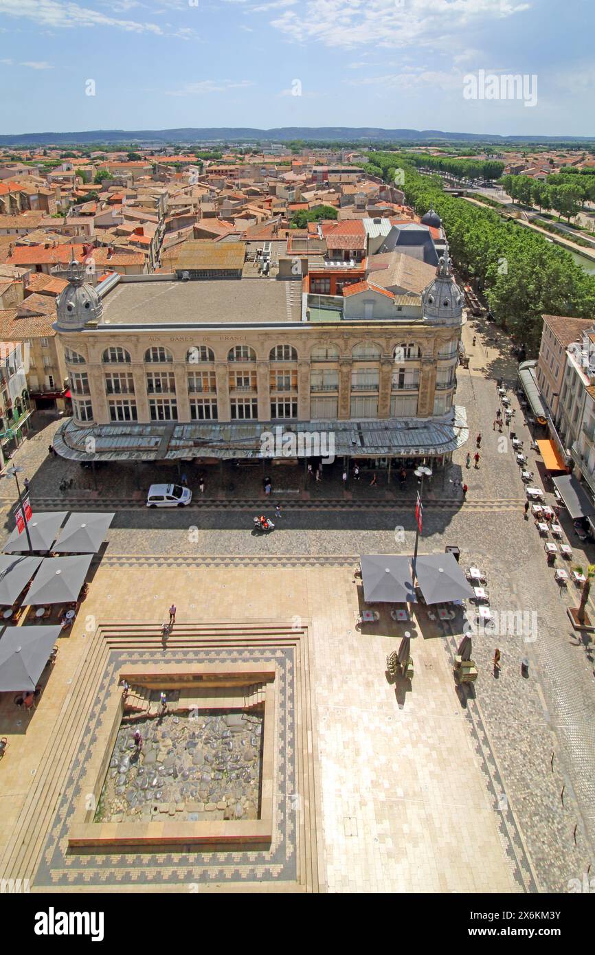 Blick vom Dach des Rathauses auf ein freiliegendes Stück der römischen Via Domitia und das ehemalige Kaufhaus Aux Dames de France, Narbonne, Occita Stockfoto