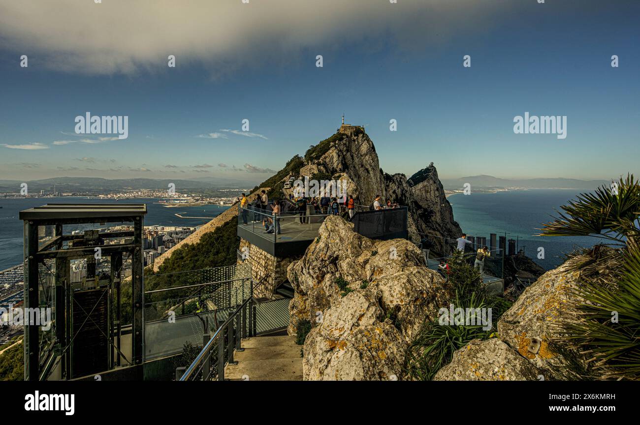 Touristen auf dem Skywalk im Upper Rock Nature Reserve mit Blick auf den Felsen von Gibraltar und das spanische Hinterland, British Crown Colony, Spanien Stockfoto