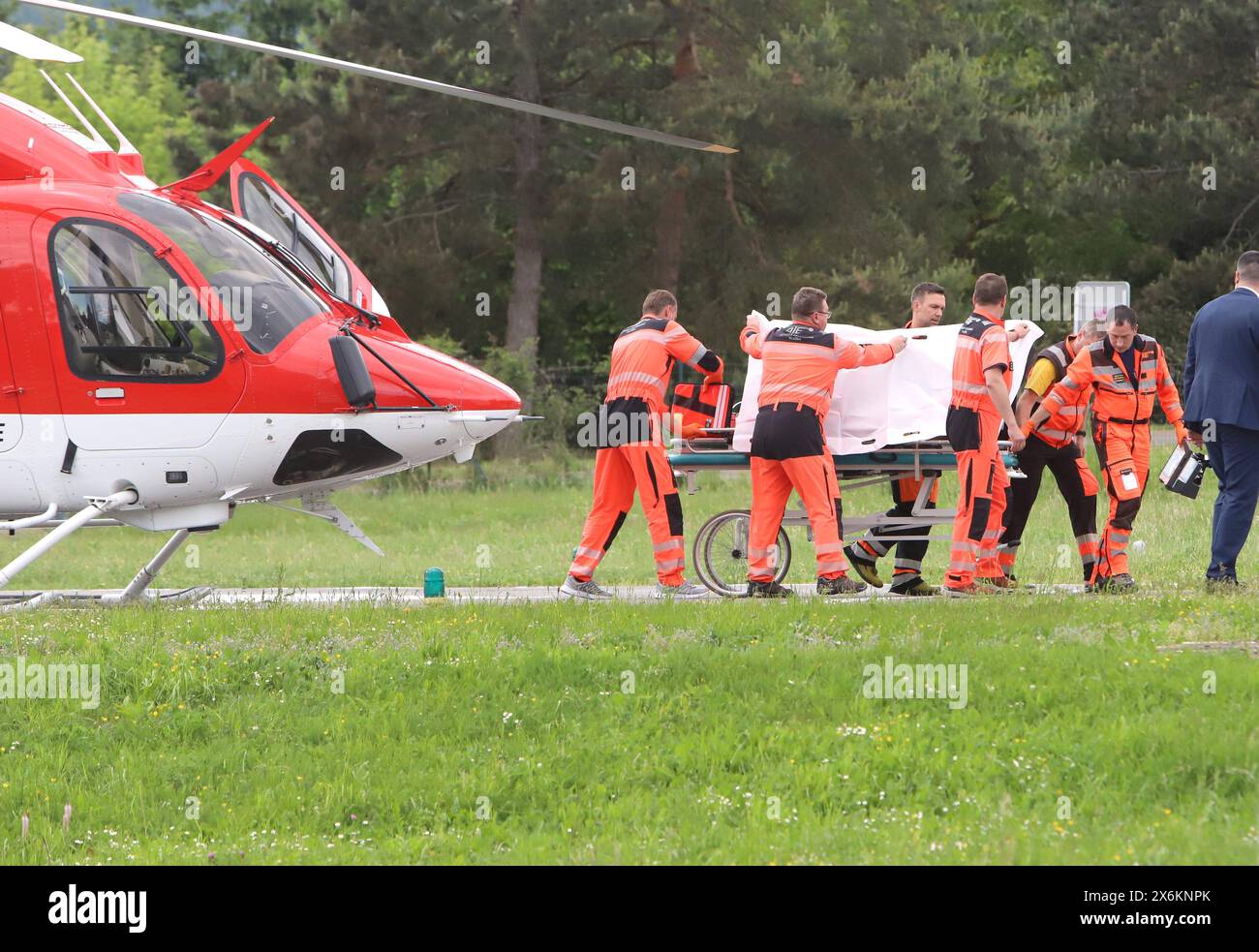 (240515) -- BANSKA BYSTRICA (SLOWAKEI), 15. Mai 2024 (Xinhua) -- am 15. Mai 2024 bringen Retter den verletzten slowakischen Premierminister Robert Fico aus einem Hubschrauber in ein Krankenhaus in Banska Bystrica, Slowakei. Der verletzte slowakische Premierminister Robert Fico befindet sich noch immer in einem kritischen Zustand und wird operiert, sagte der slowakische stellvertretende Premierminister und Verteidigungsminister Robert Kalinak am Mittwochabend. Der Angriff wurde als Attentat eingestuft, bei dem der Schütze fünf Schüsse abfeuerte, so der slowakische Innenminister Matus Sutaj Estok. Er fügte hinzu, dass der Angriff "politisch motiviert" sei. Fico Stockfoto