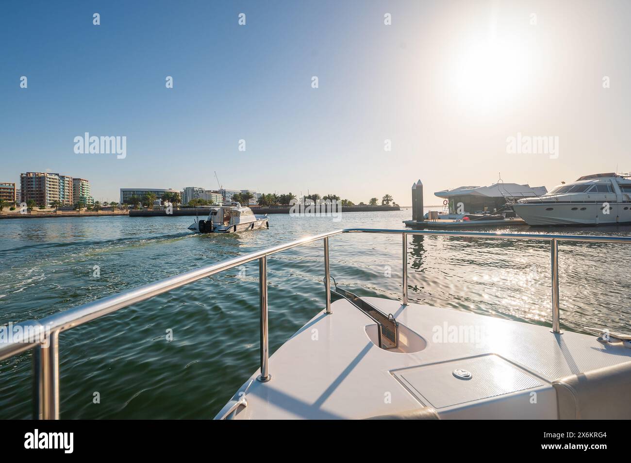 Eine luxuriöse Yachtfahrt findet in Al Raha in der Nähe von Yas Island statt und zeigt die Ruhe und den verschwenderischen Lebensstil in Abu Dhabi, VAE Stockfoto