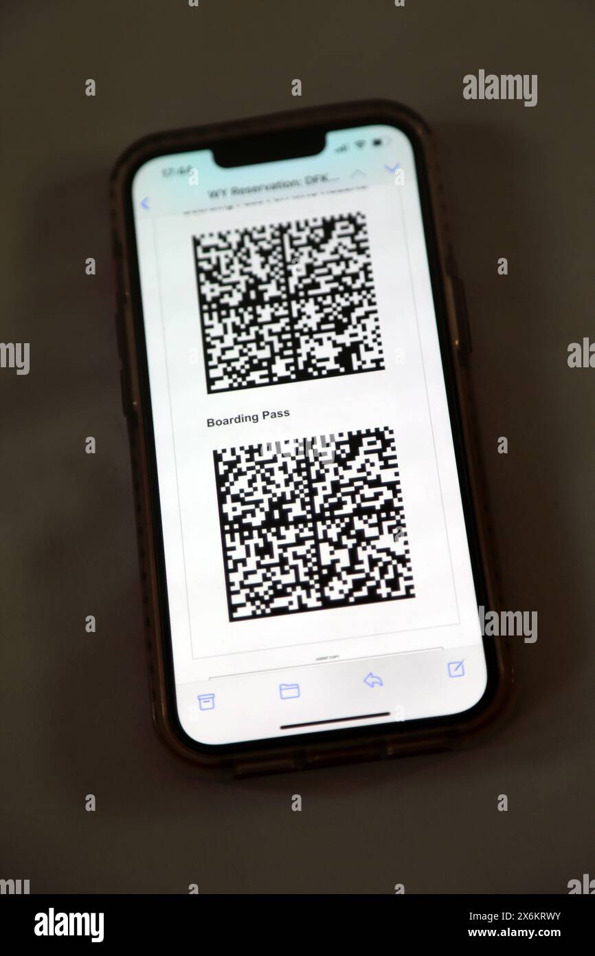 QR-Code Bordkarte auf dem iPhone für einen Flug Stockfoto
