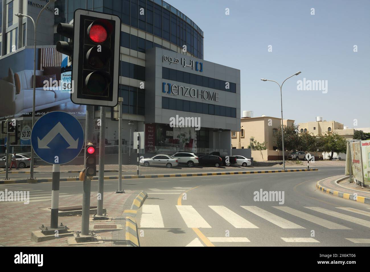 Enza Home Furniture Store an der Ampel auf der Straße zum Muscat International Airport Oman Stockfoto
