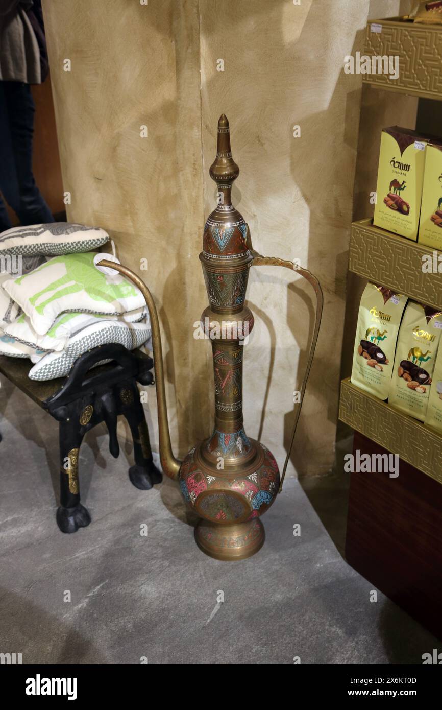 Große Arabische Kaffeekanne aus Messing, dunkle Kamelmilch, schokoladenbeschichtete Datteln und Mandeln Stockfoto