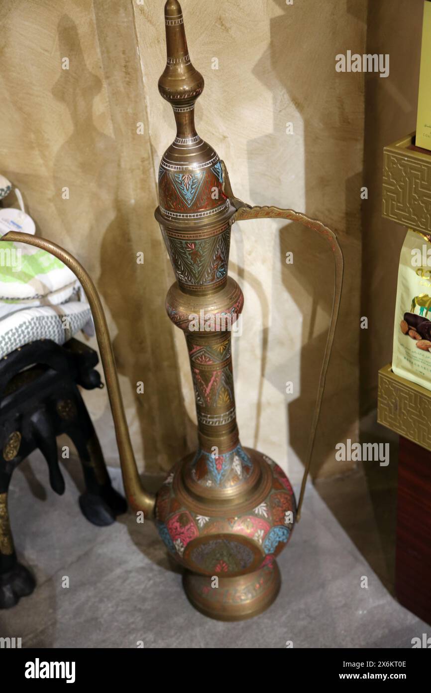 Große Arabische Kaffeekanne aus Messing, dunkle Kamelmilch, schokoladenbeschichtete Datteln und Mandeln Stockfoto