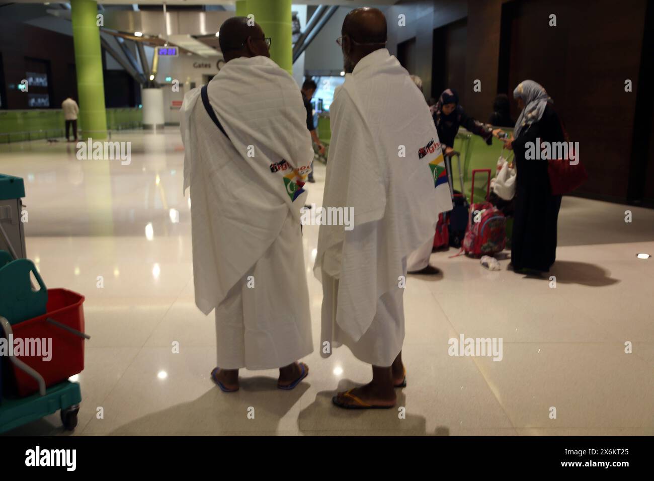 Pilger in Ihram-Kleidung auf dem Weg nach Dschidda zum Hadschj am Maskat International Airport Oman Stockfoto