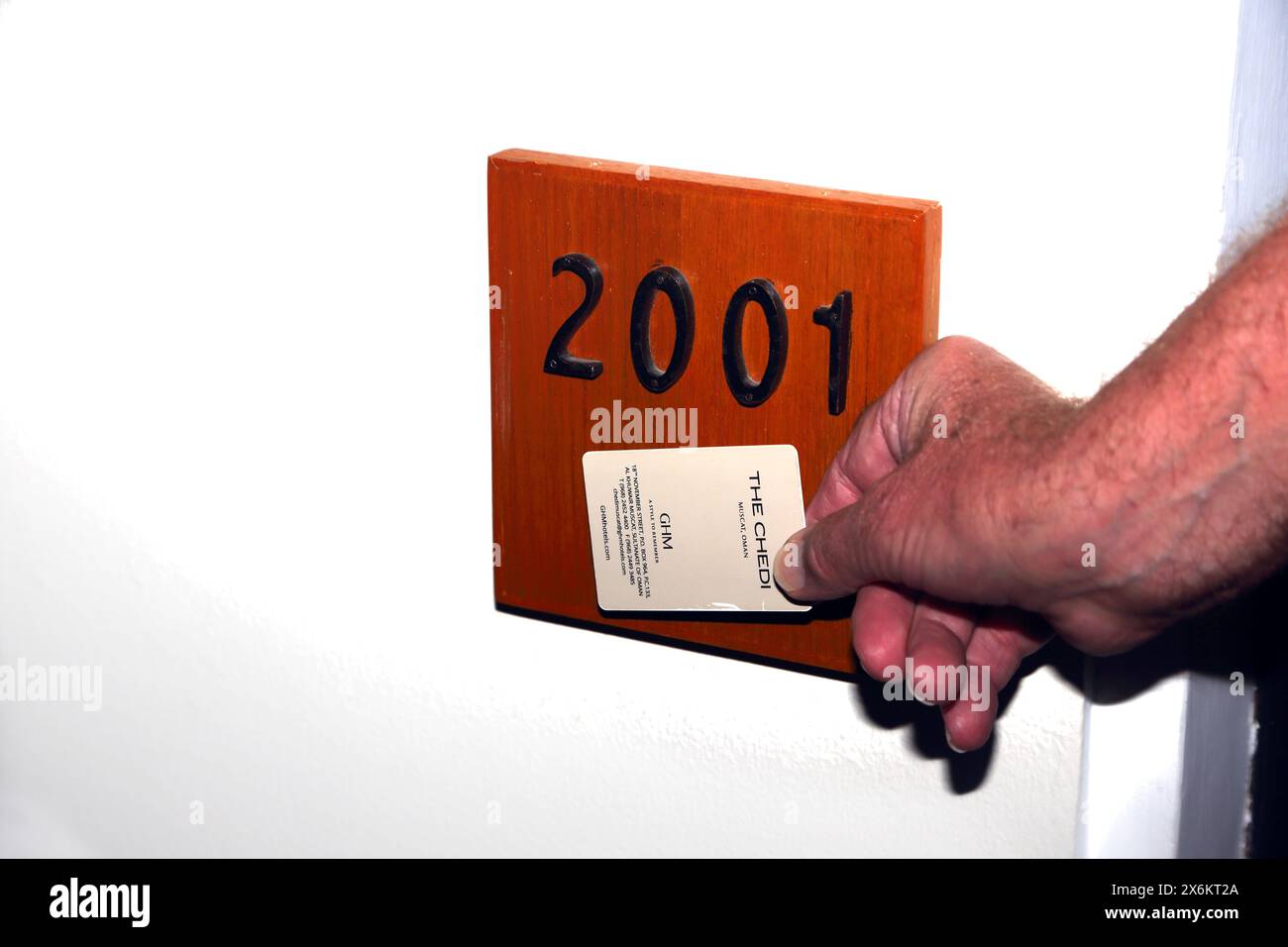 Mann mit kontaktloser Schlüsselkarte, um Hotelzimmer zu betreten. Das Chedi Hotel Muscat Oman Stockfoto