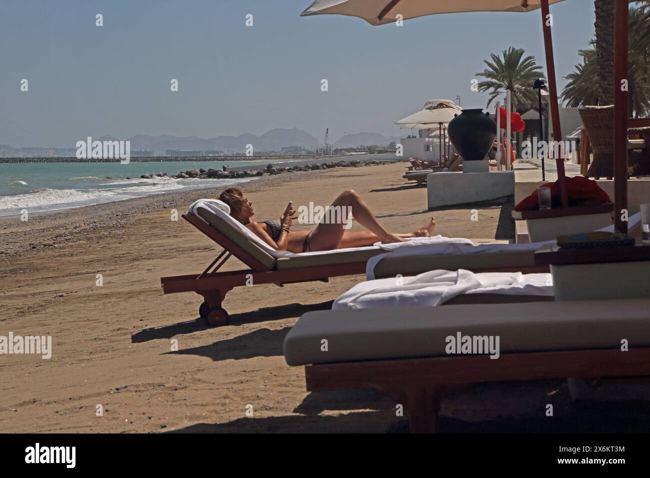 Touristische Sonnenbaden im Chedi Hotel Beach Muscat Oman Stockfoto