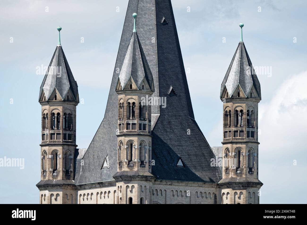Drei der vier Ecktürme der romanischen Basilika Gross St. Martin in der Kölner Altstadt Stockfoto