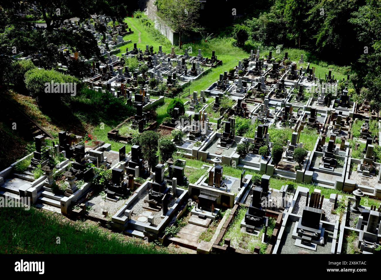 Das tägliche Leben in Japan Ein japanischer Friedhof im Sommer Stockfoto